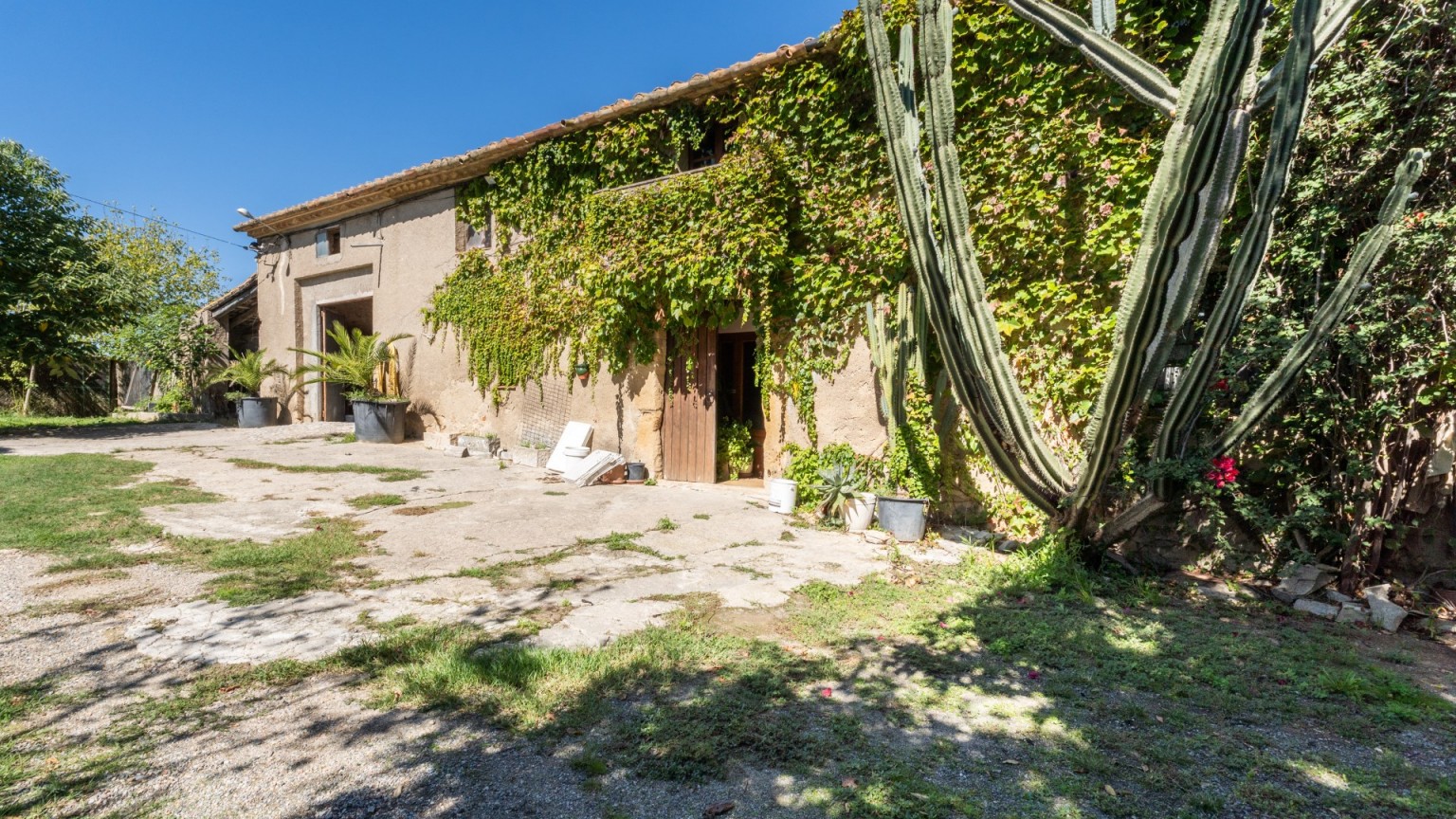 Farmhouse for sale with several lands in the town of Orriols.