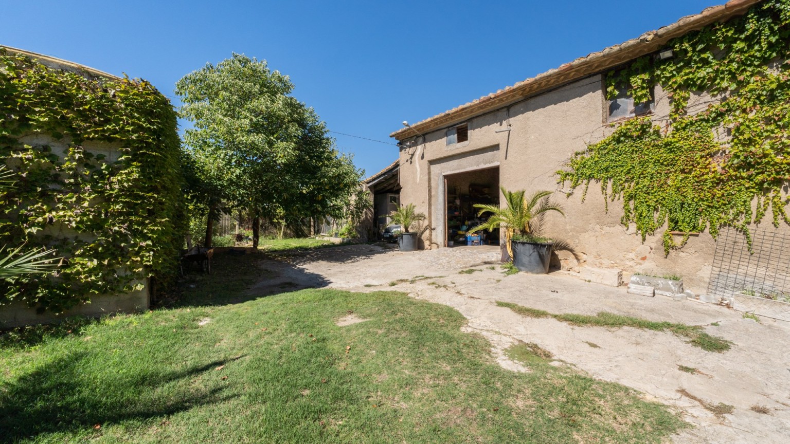 Masía en venta con varias tierras en la población de Orriols.