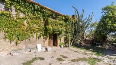 Ferme à vendre avec plusieurs terrains sur la commune d'Orriols.