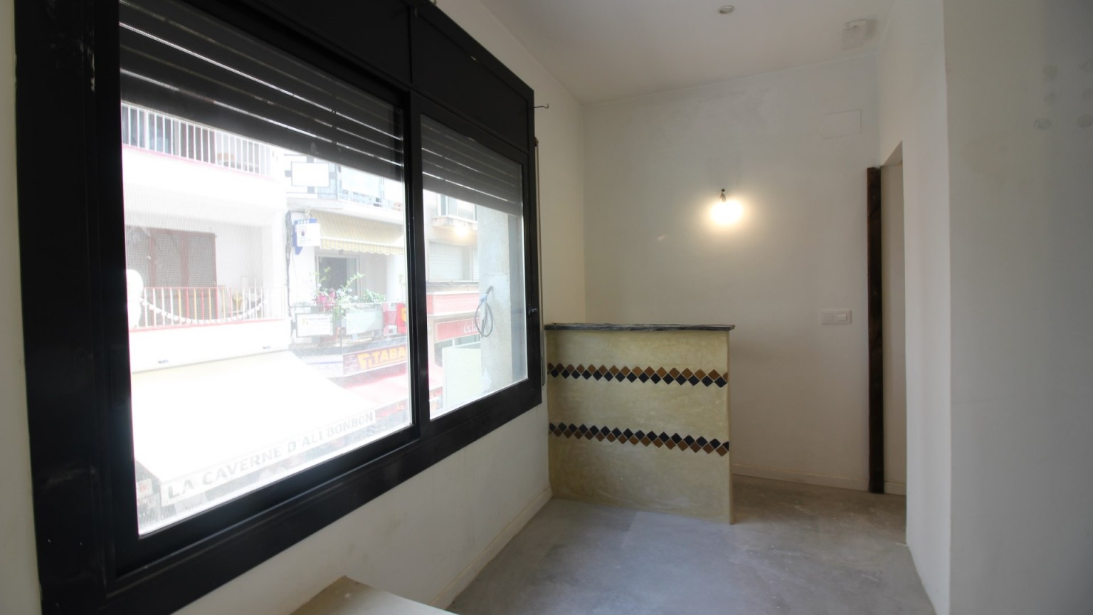 Premises for rent, on first floor, very well located. Ideal for beauty center.