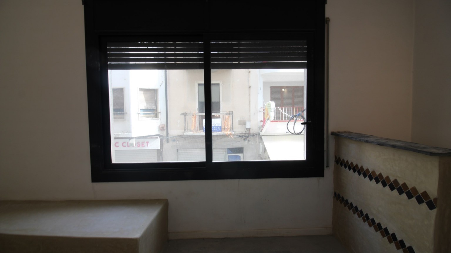 Premises for rent, on first floor, very well located. Ideal for beauty center.