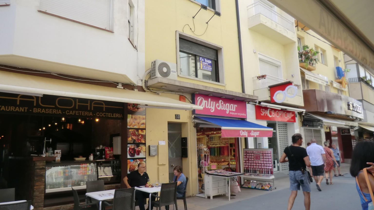 Locaux à louer, au premier étage, très bien situés. Idéal pour centre de beauté.