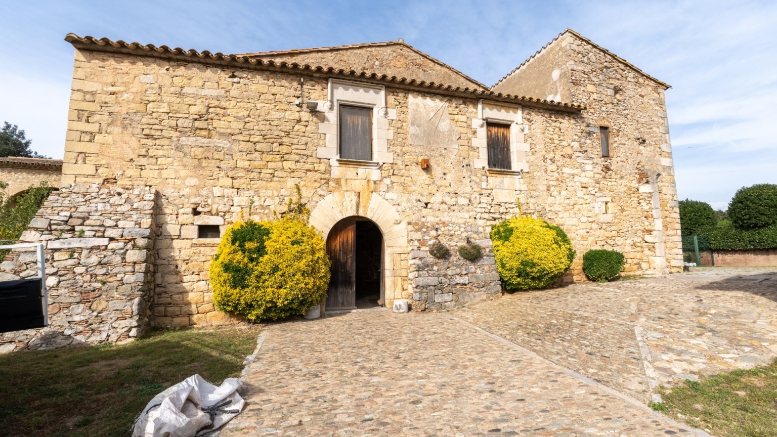 Gran Masia en venda, ubicada a Mas Barril de Girona.