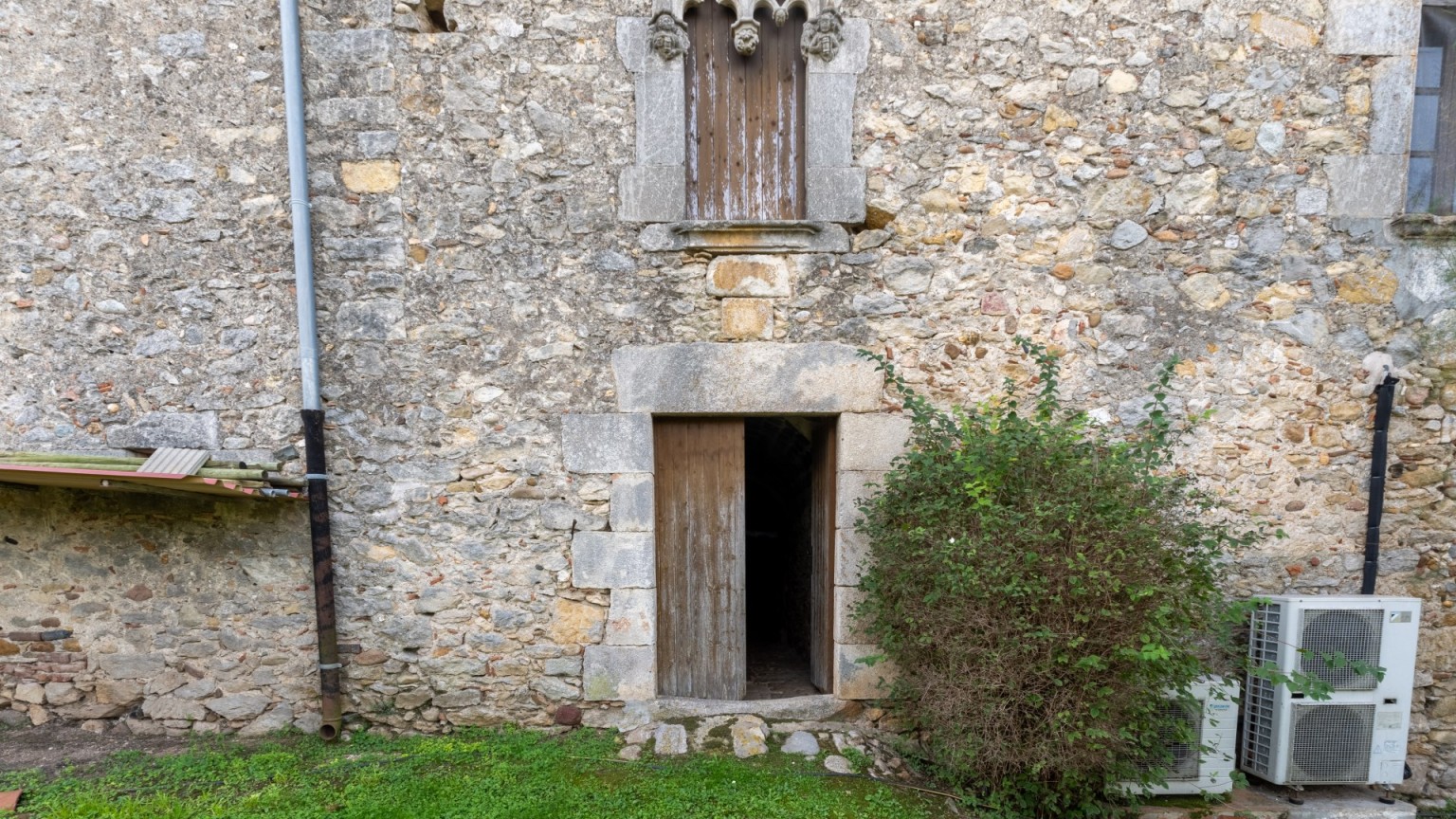 Gran Masia en venda, ubicada a Mas Barril de Girona.