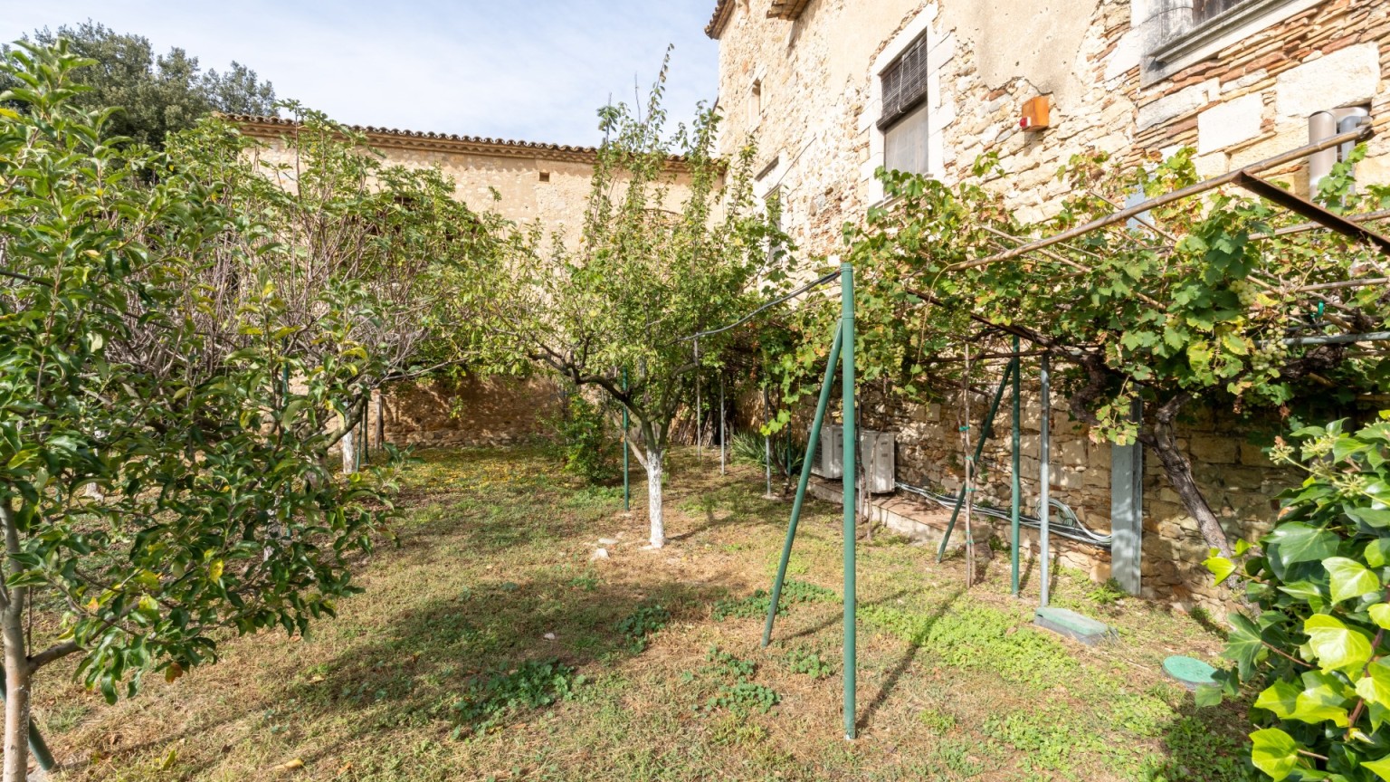 Gran Masia en venda, ubicada a Mas Barril de Girona.