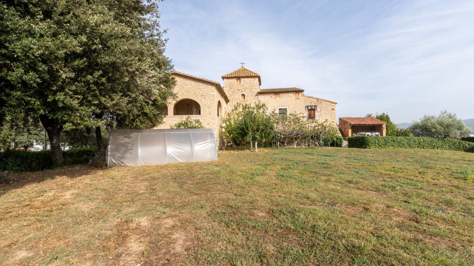 Gran Masia en venda, ubicada a Mas Barril de Girona.