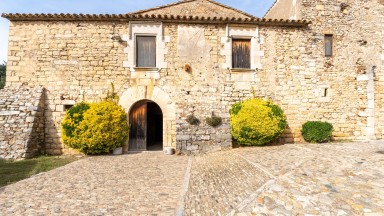 Grand Masia for sale, located in Mas Barril de Girona.