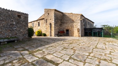 Gran Masia en venda, ubicada a Mas Barril de Girona.