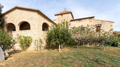 Grand Masia for sale, located in Mas Barril de Girona.