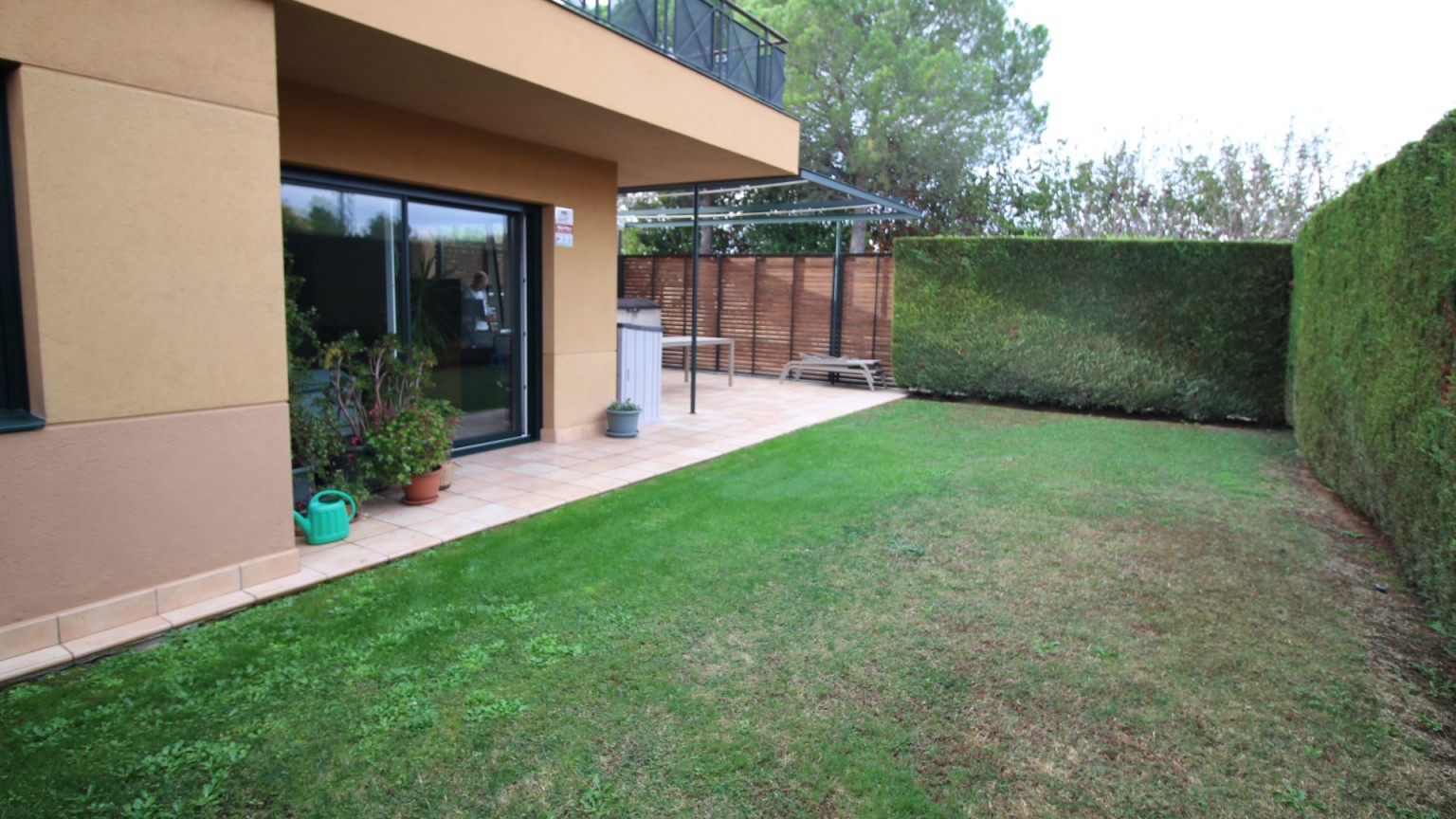 Piso en venta de planta baja con  jardin privado, en urbanización Golf de Torremirona.