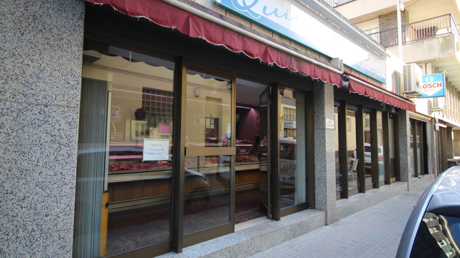 Premises for sale on ground floor with basement, Creu de la Mà area.