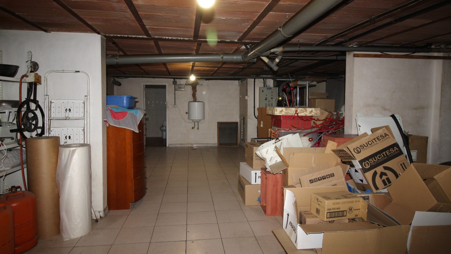 Premises for sale on ground floor with basement, Creu de la Mà area.