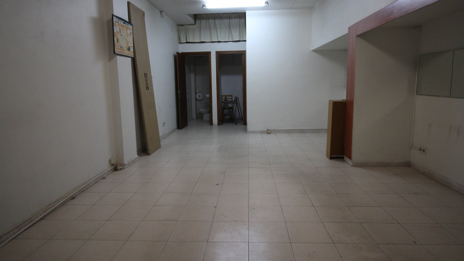 Premises for sale on ground floor with basement, Creu de la Mà area.