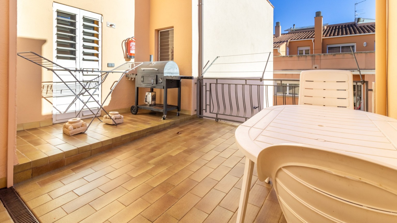 Spacious flat for sale, in the city centre, with a large terrace.