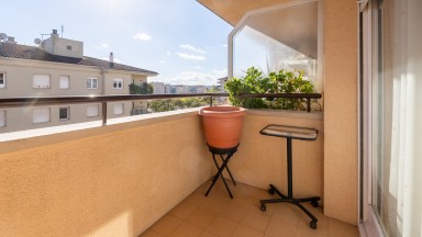 Flat for sale in the Santa Eugènia district of Girona.