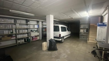 Spacious commercial premises for sale, with use for offices/office.