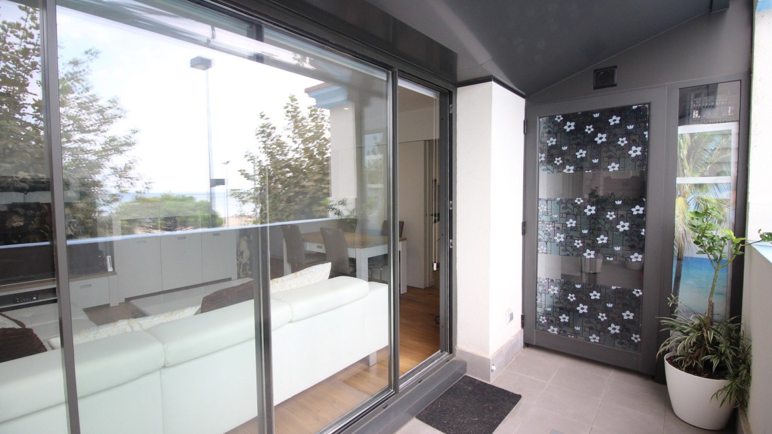 En venta piso frente al mar,  con parking, en Roses