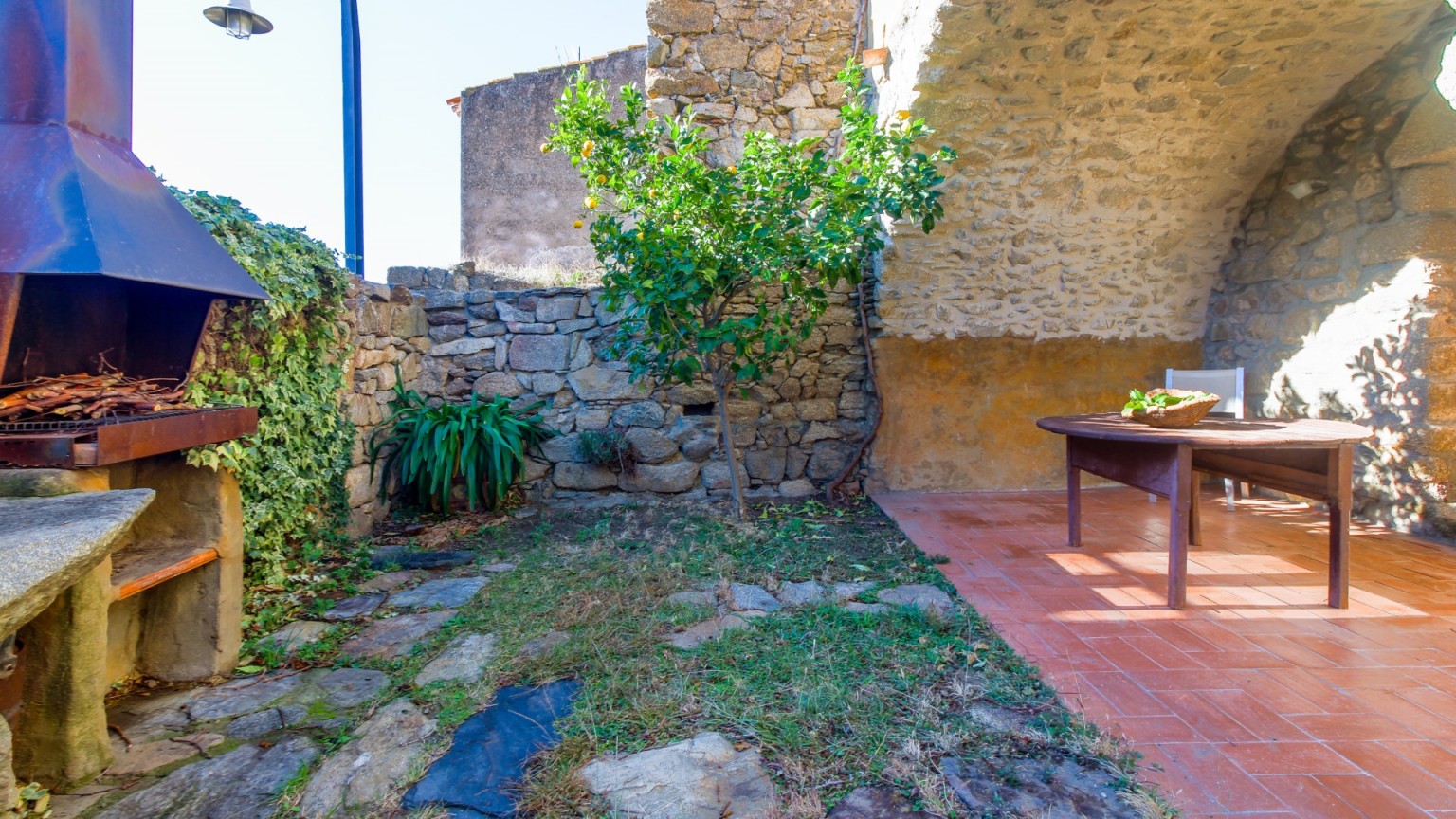 Maison à vendre, sur deux étages, entièrement restaurée, à Cantallops.