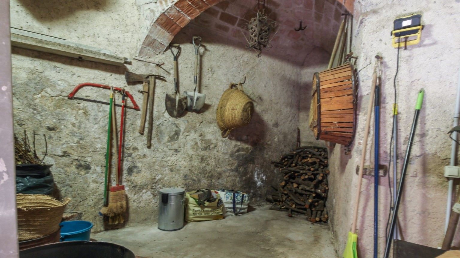 Maison à vendre, sur deux étages, entièrement restaurée, à Cantallops.