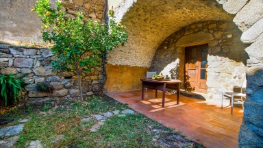 Maison à vendre, sur deux étages, entièrement restaurée, à Cantallops.