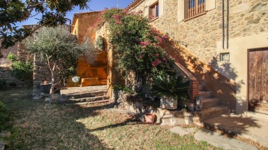 Maison à vendre, sur deux étages, entièrement restaurée, à Cantallops.