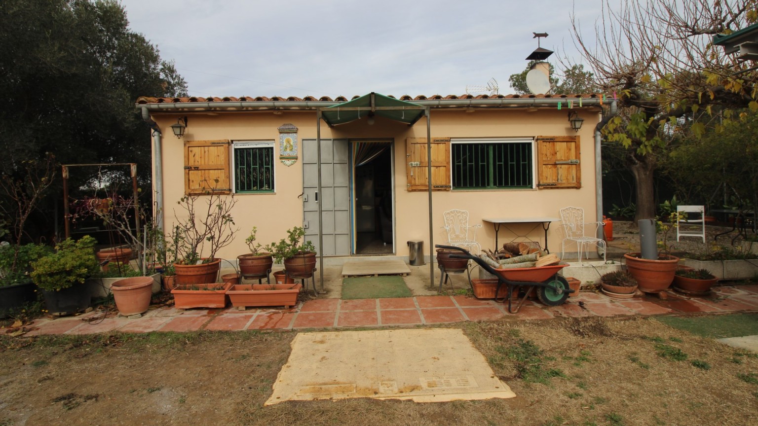  For sale non-mortgageable rustic land with ground floor house in the municipality of Vilaür