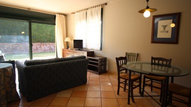 Appartement au rez-de-chaussée à vendre, 2 chambres avec jardin privé et piscine commune, à Navata.