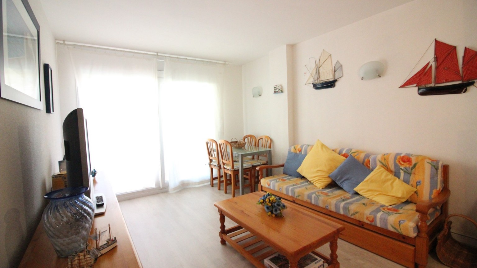 Flat for sale, residential area, with 2 bedrooms, swimming pool and communal parking.