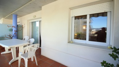 Flat for sale, residential area, with 2 bedrooms, swimming pool and communal parking.