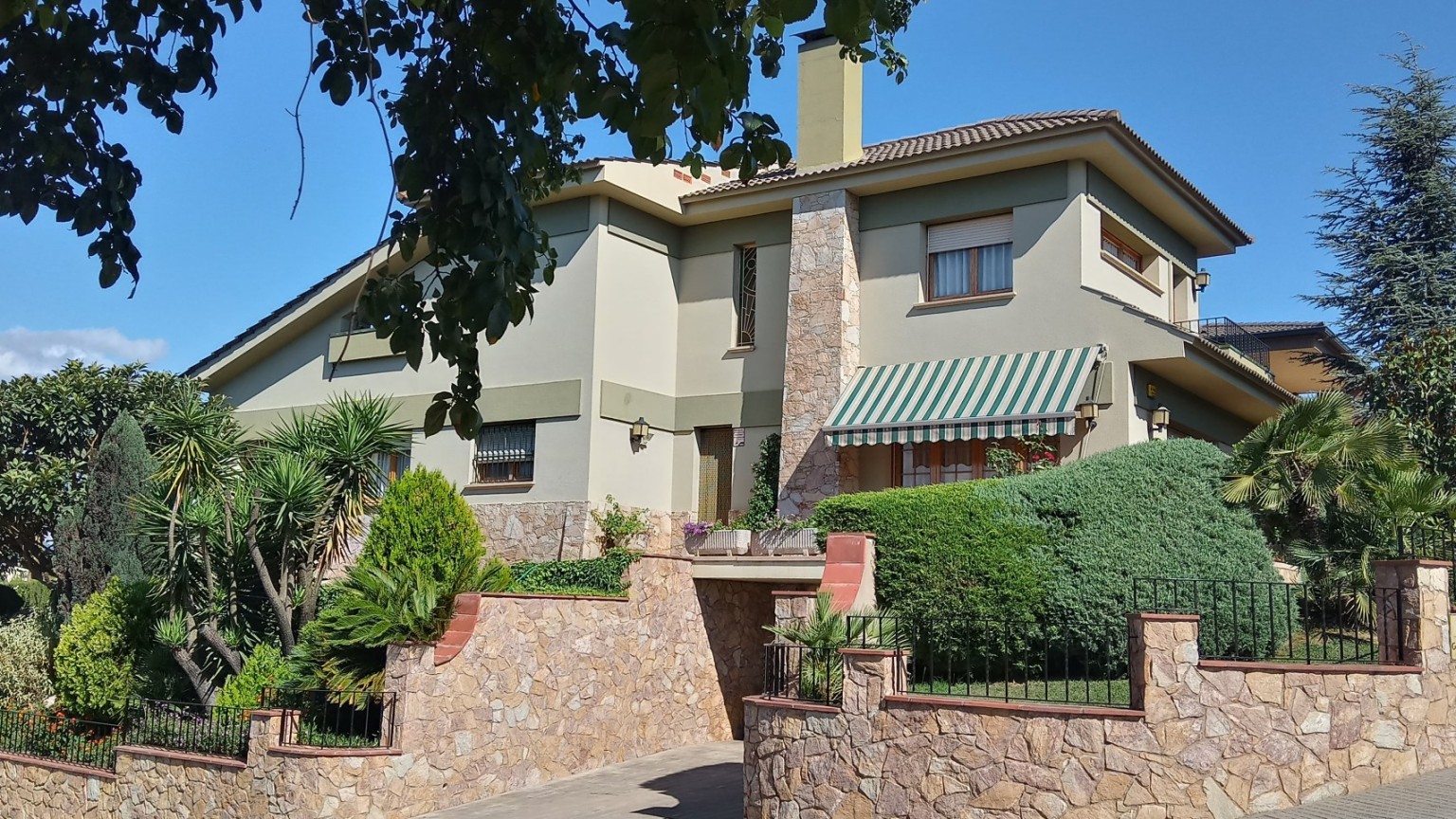 House in the municipality of Forallac, in the Baix Empordà, of good construction and very well preserved. It is on the corner, located in a very quiet area and a few minutes from the town.