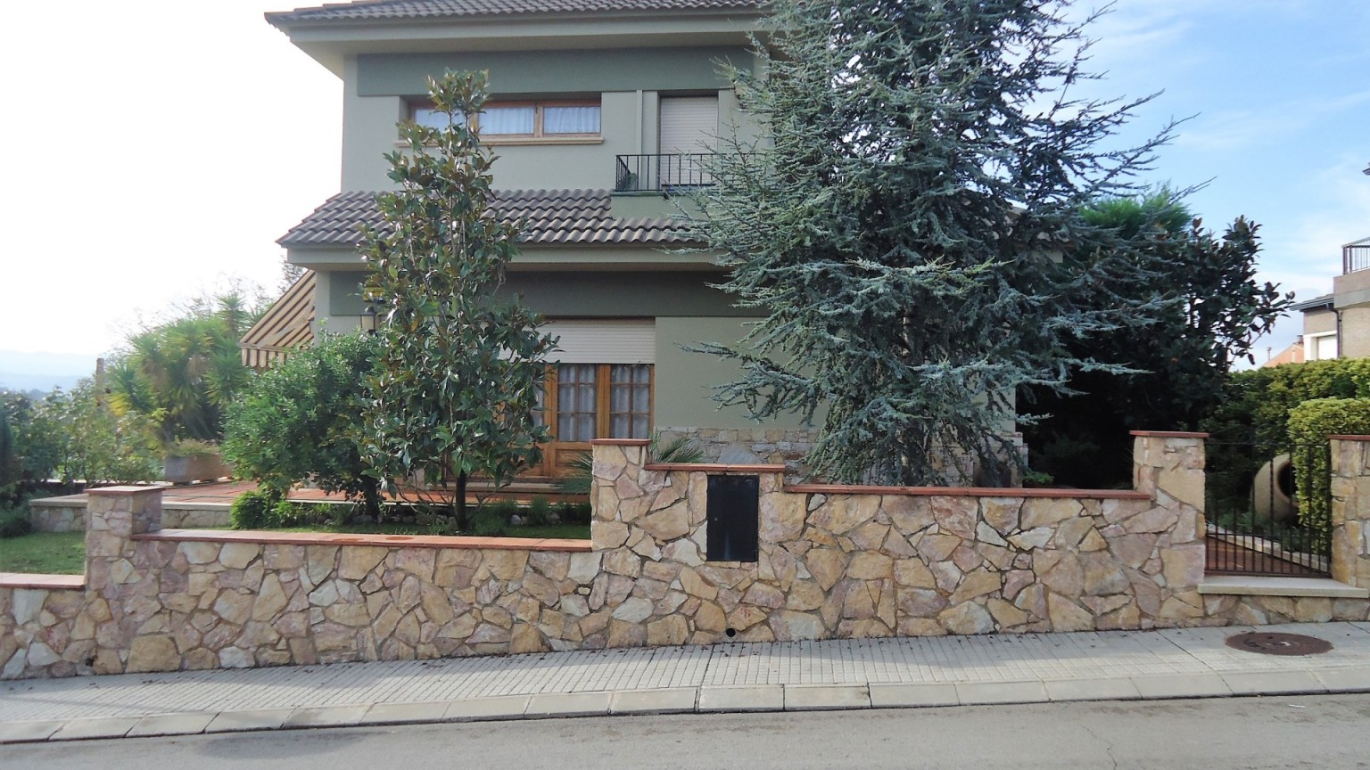 House in the municipality of Forallac, in the Baix Empordà, of good construction and very well preserved. It is on the corner, located in a very quiet area and a few minutes from the town.