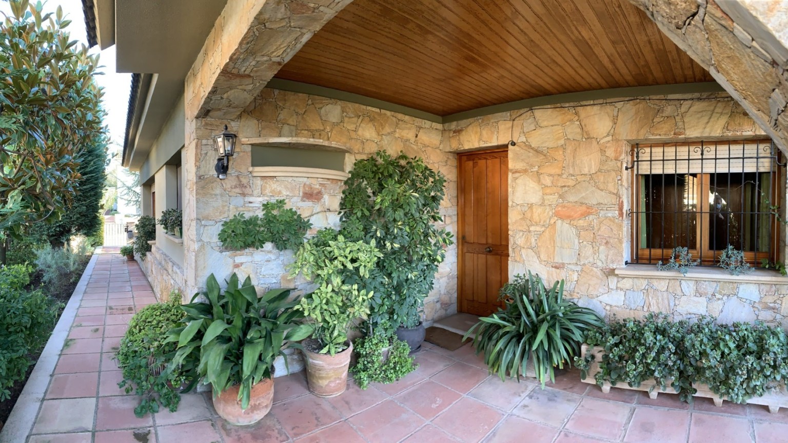 House in the municipality of Forallac, in the Baix Empordà, of good construction and very well preserved. It is on the corner, located in a very quiet area and a few minutes from the town.