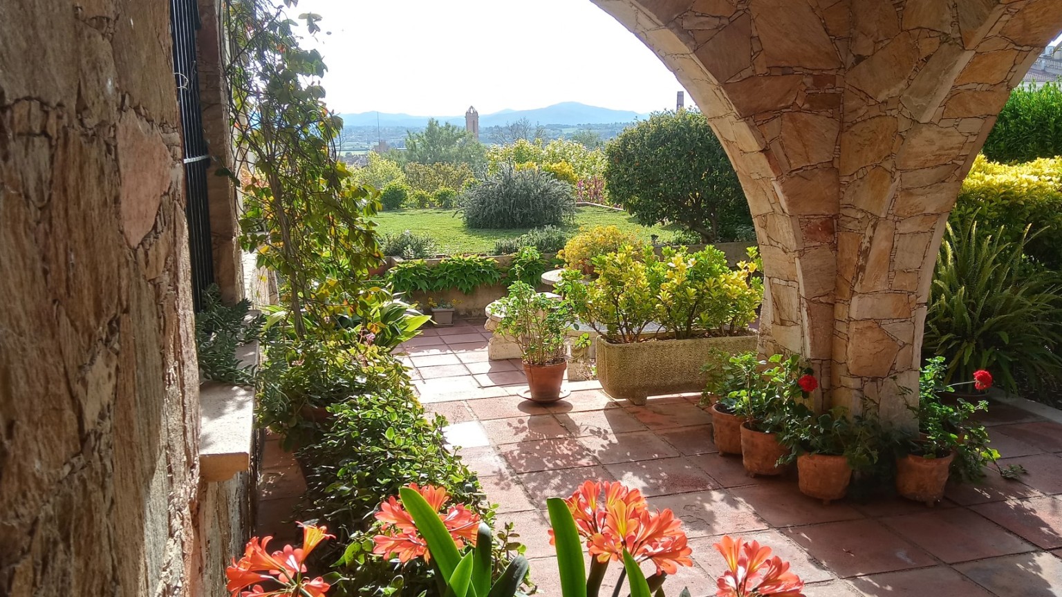 House in the municipality of Forallac, in the Baix Empordà, of good construction and very well preserved. It is on the corner, located in a very quiet area and a few minutes from the town.