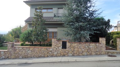 Casa al municipi de Forallac, al Baix Empordà, de bona construcció i molt ben conservada. 