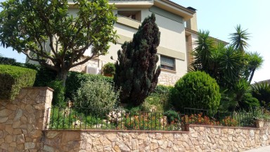 House in the municipality of Forallac, in the Baix Empordà, of good construction and very well preserved. It is on the corner, located in a very quiet area and a few minutes from the town.