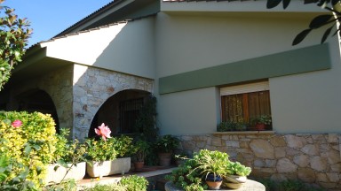 House in the municipality of Forallac, in the Baix Empordà, of good construction and very well preserved. It is on the corner, located in a very quiet area and a few minutes from the town.