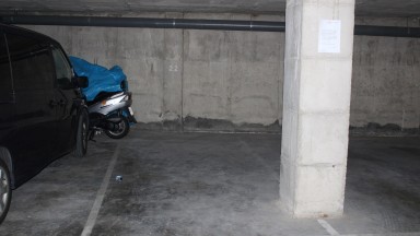 Place de parking en location située au centre de la Vila.