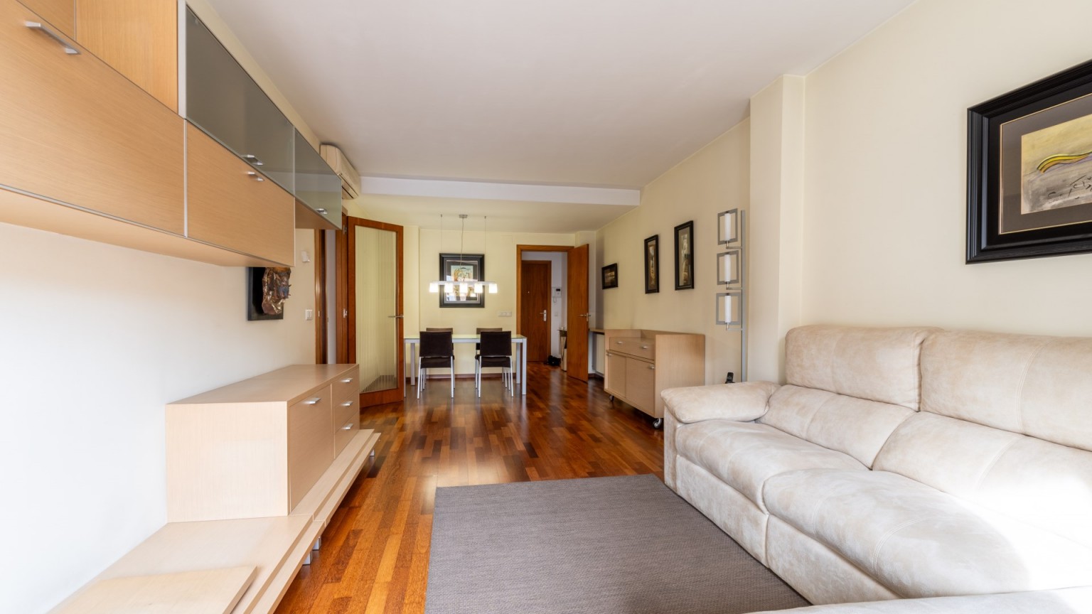 Apartment with two parking spaces for sale in the center of Girona