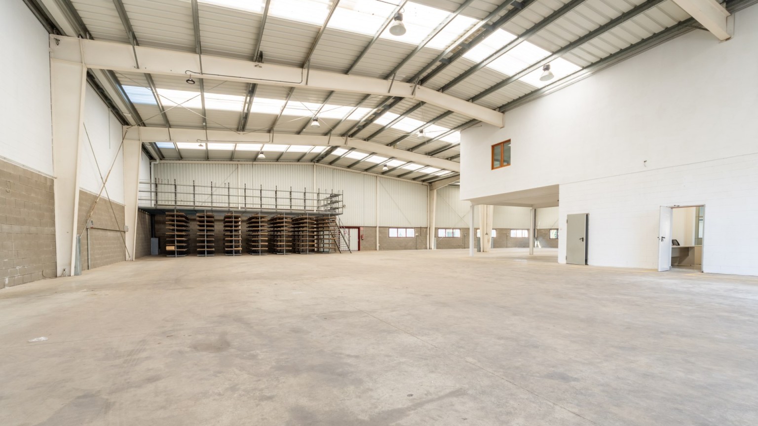 Industrial warehouse for sale or rent located in the town of Llagostera.