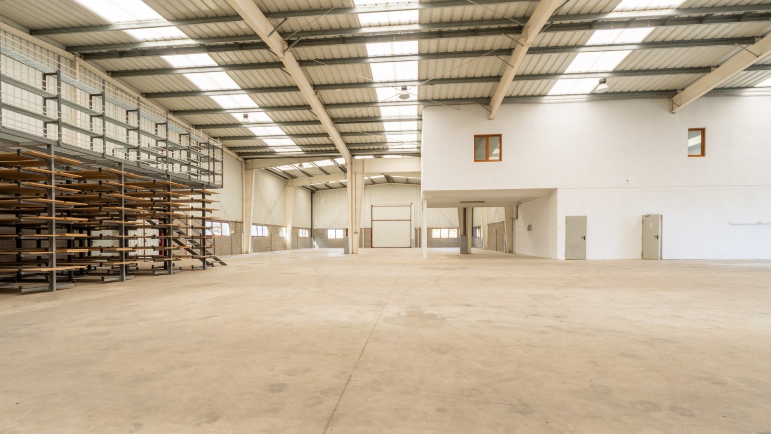 Industrial warehouse for sale or rent located in the town of Llagostera.