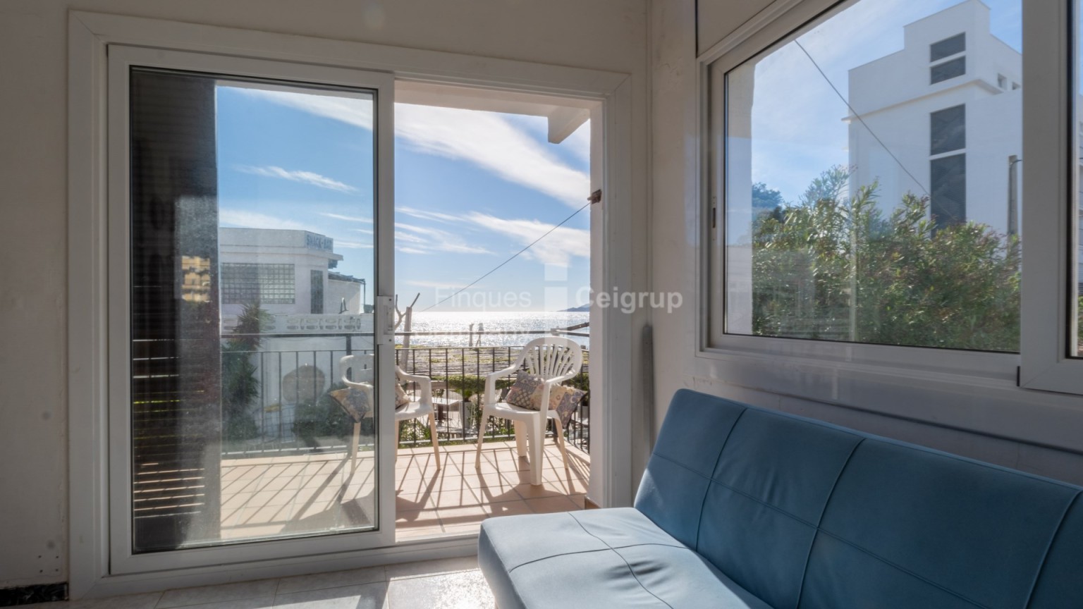 Appartement en vente en première ligne de mer à Grifeu