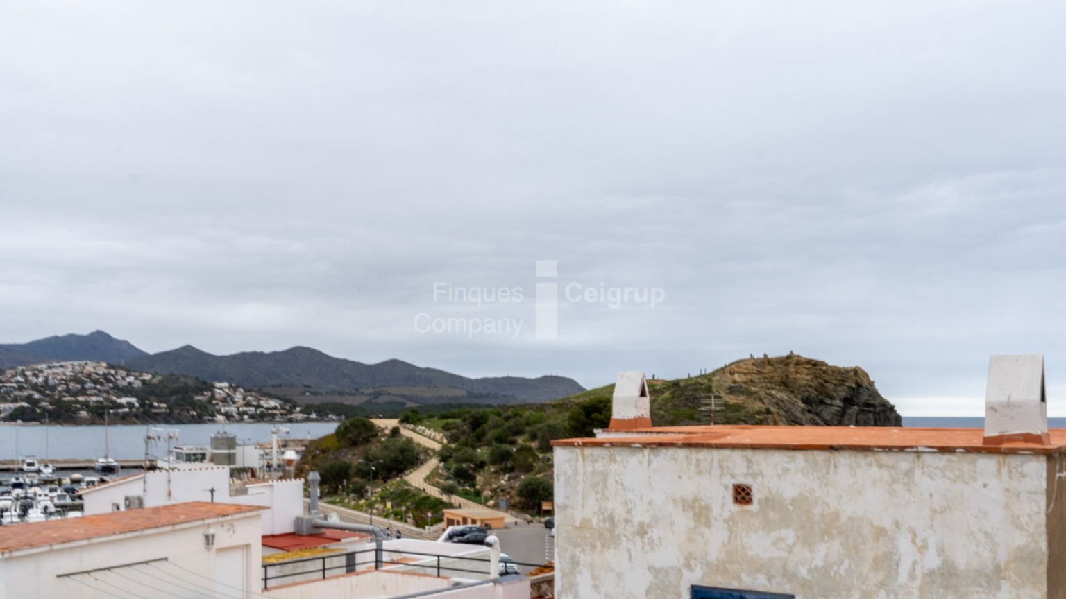 Casa aparellada en venda al Port de Llançà