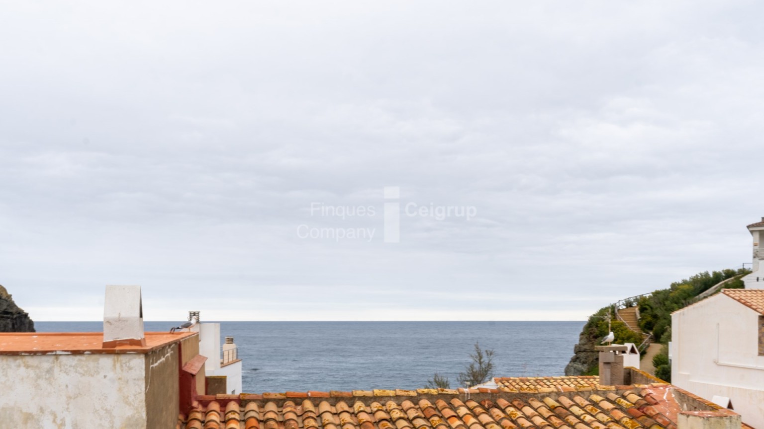 Casa aparellada en venda al Port de Llançà