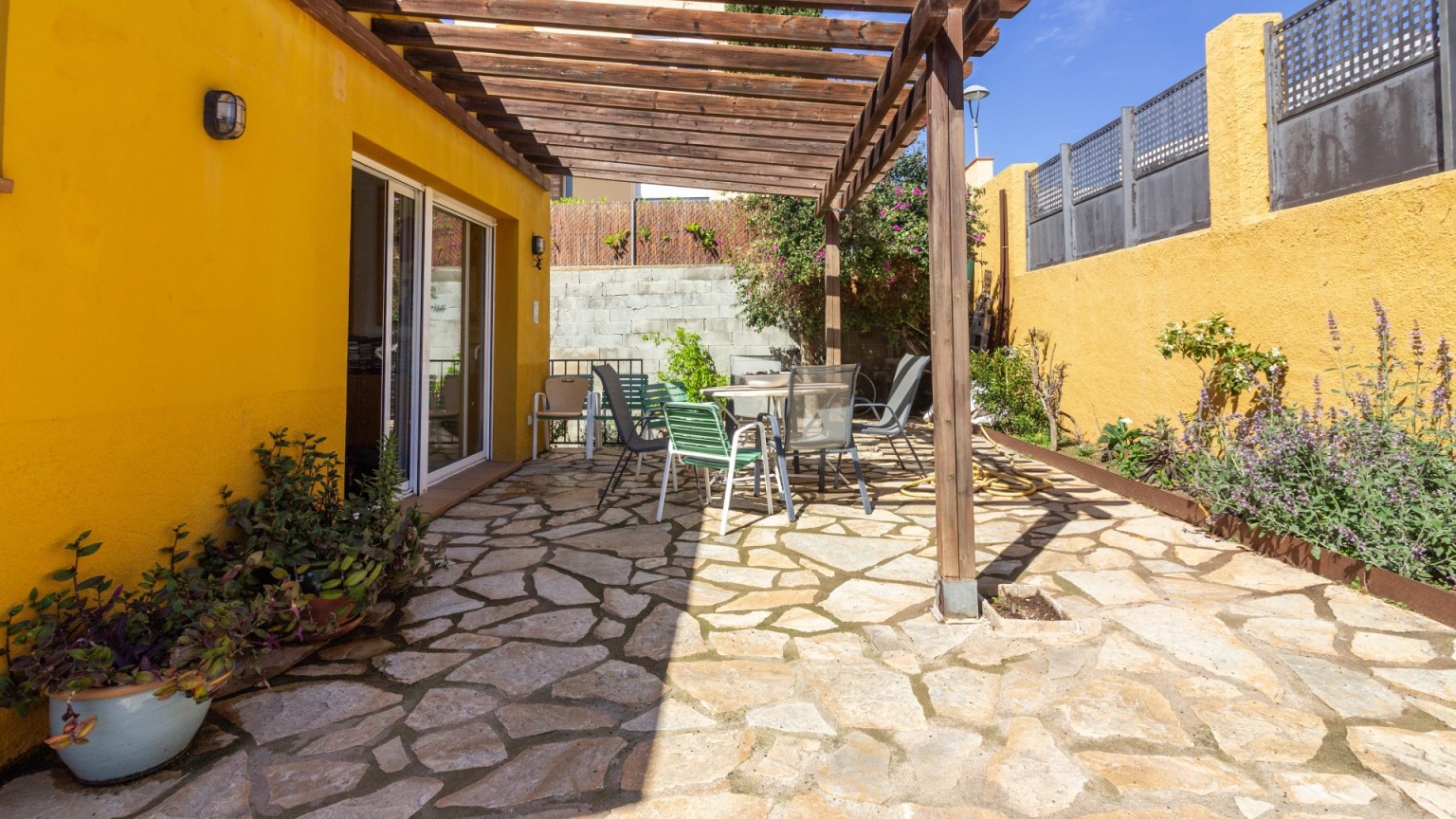 Charming detached house for sale, with garden, in Vilajuïga.
