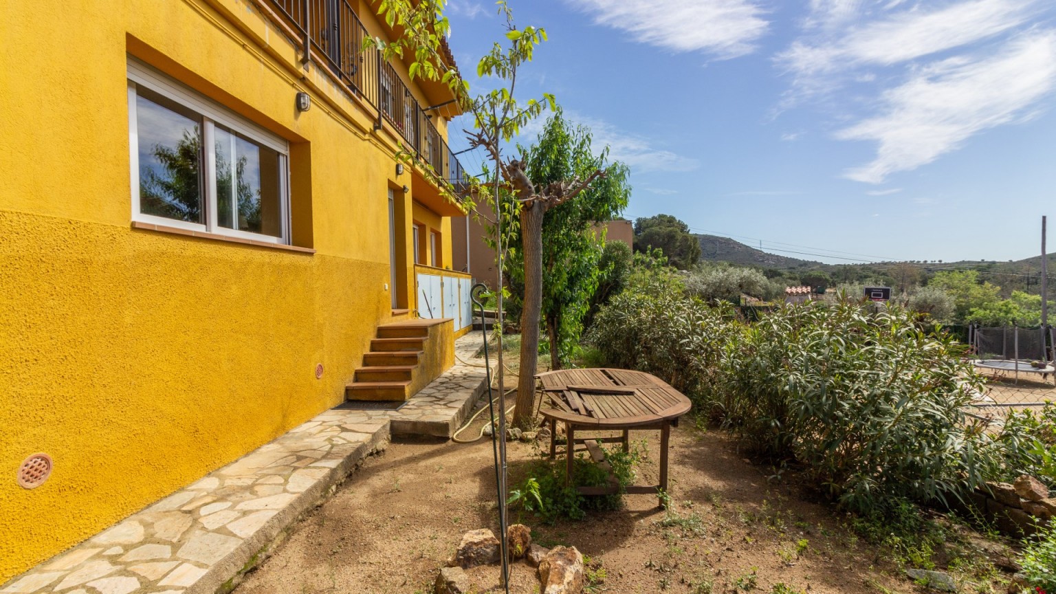 Charmante maison individuelle à vendre, avec jardin, à Vilajuïga.