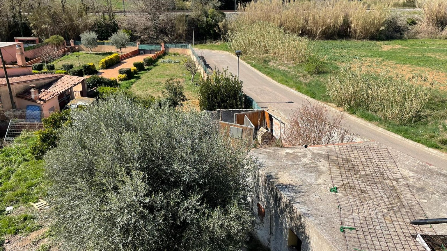 Set of two semi-detached houses for sale, with large plot of land, in Sant Miquel de Fluvià.