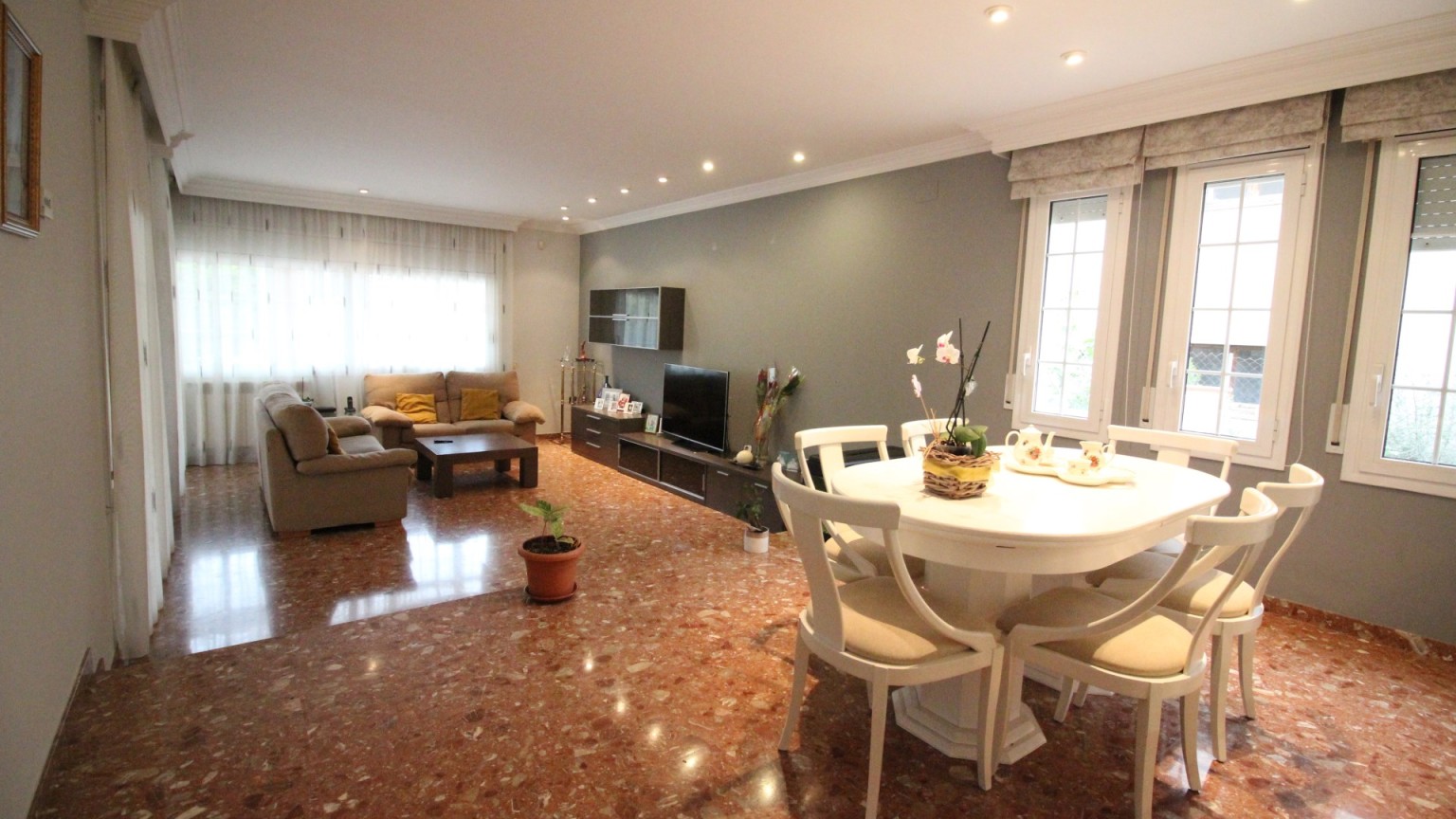 Casa en venta de tres plantas, con jardin y piscina, en la urbanización Mas Matas, en Roses.