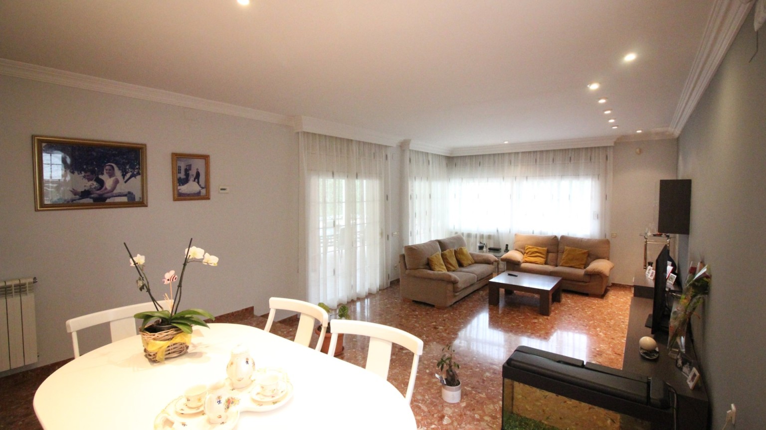 Casa en venta de tres plantas, con jardin y piscina, en la urbanización Mas Matas, en Roses.