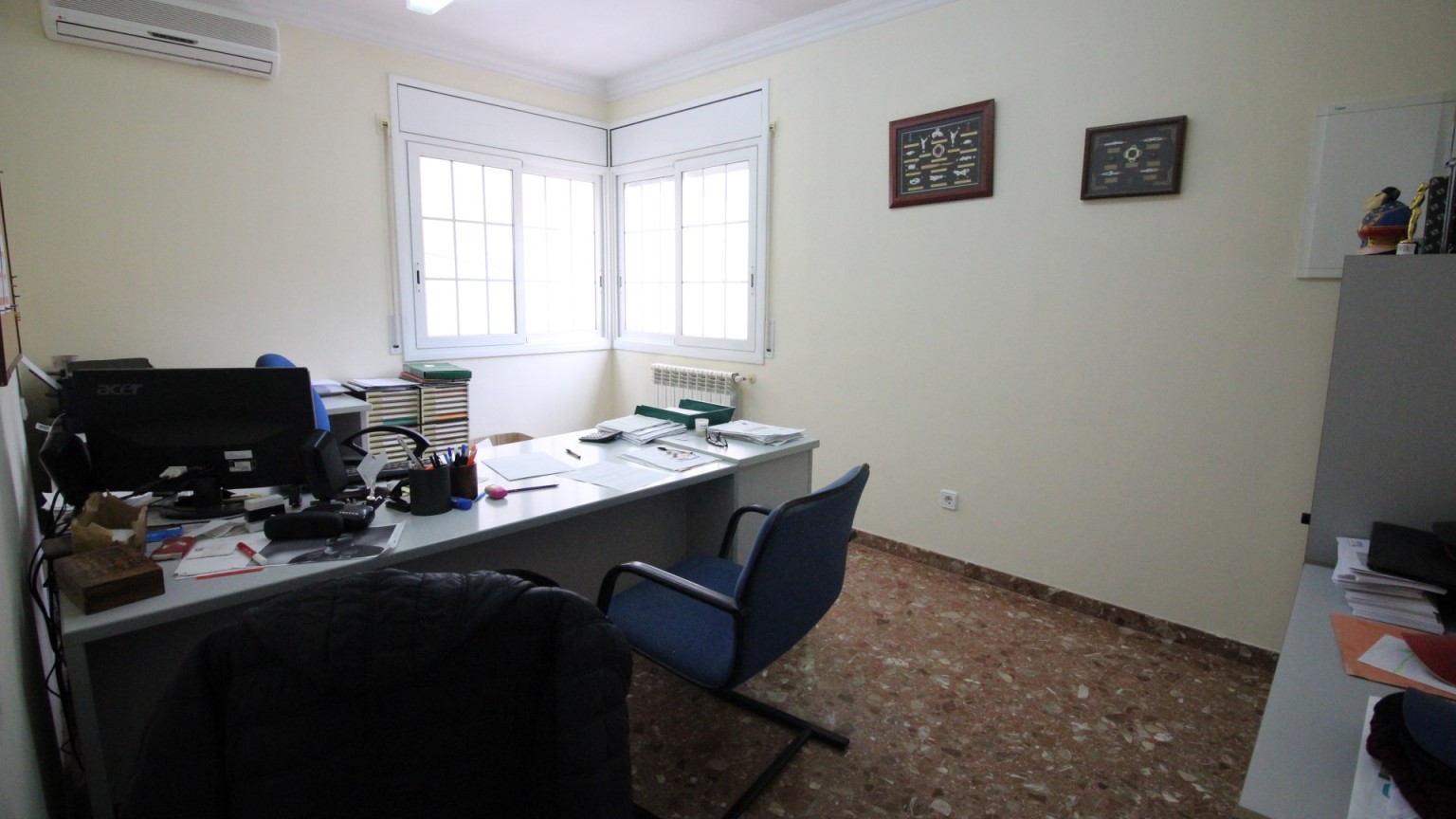 Casa en venta de tres plantas, con jardin y piscina, en la urbanización Mas Matas, en Roses.