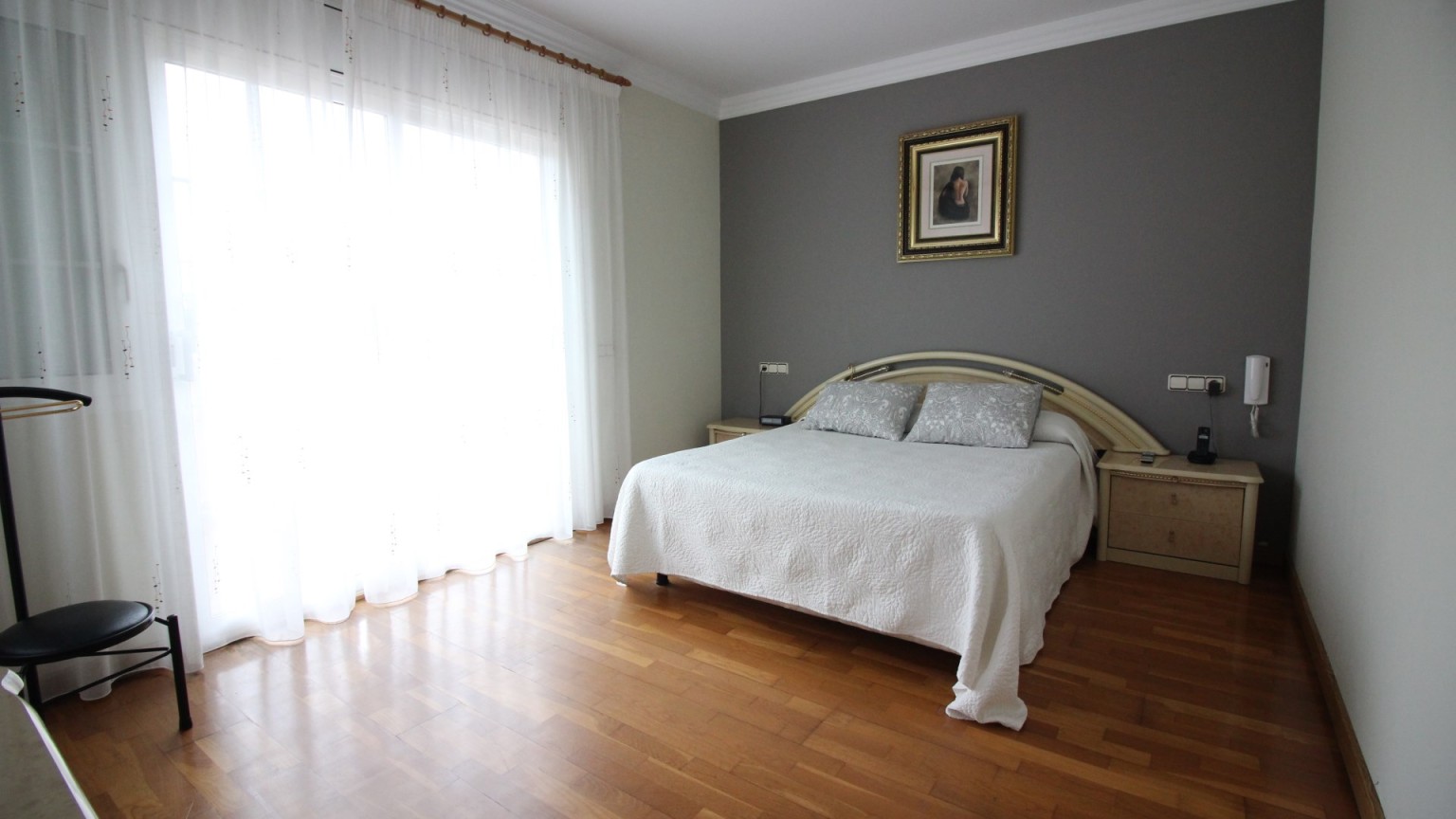 Casa en venta de tres plantas, con jardin y piscina, en la urbanización Mas Matas, en Roses.
